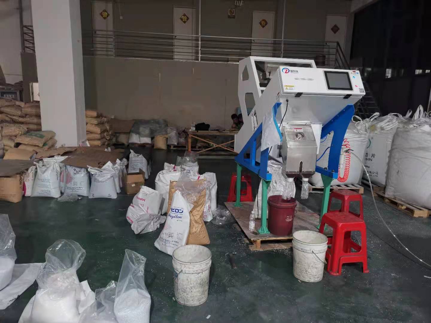 色母粒色选现场,智利效滑槽式色选机可用于颗粒类物料分选
