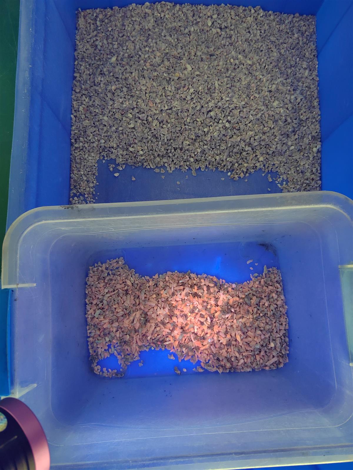 锂辉石优等品和次等品对比图,适合智利效AI色选机识别矿石差异