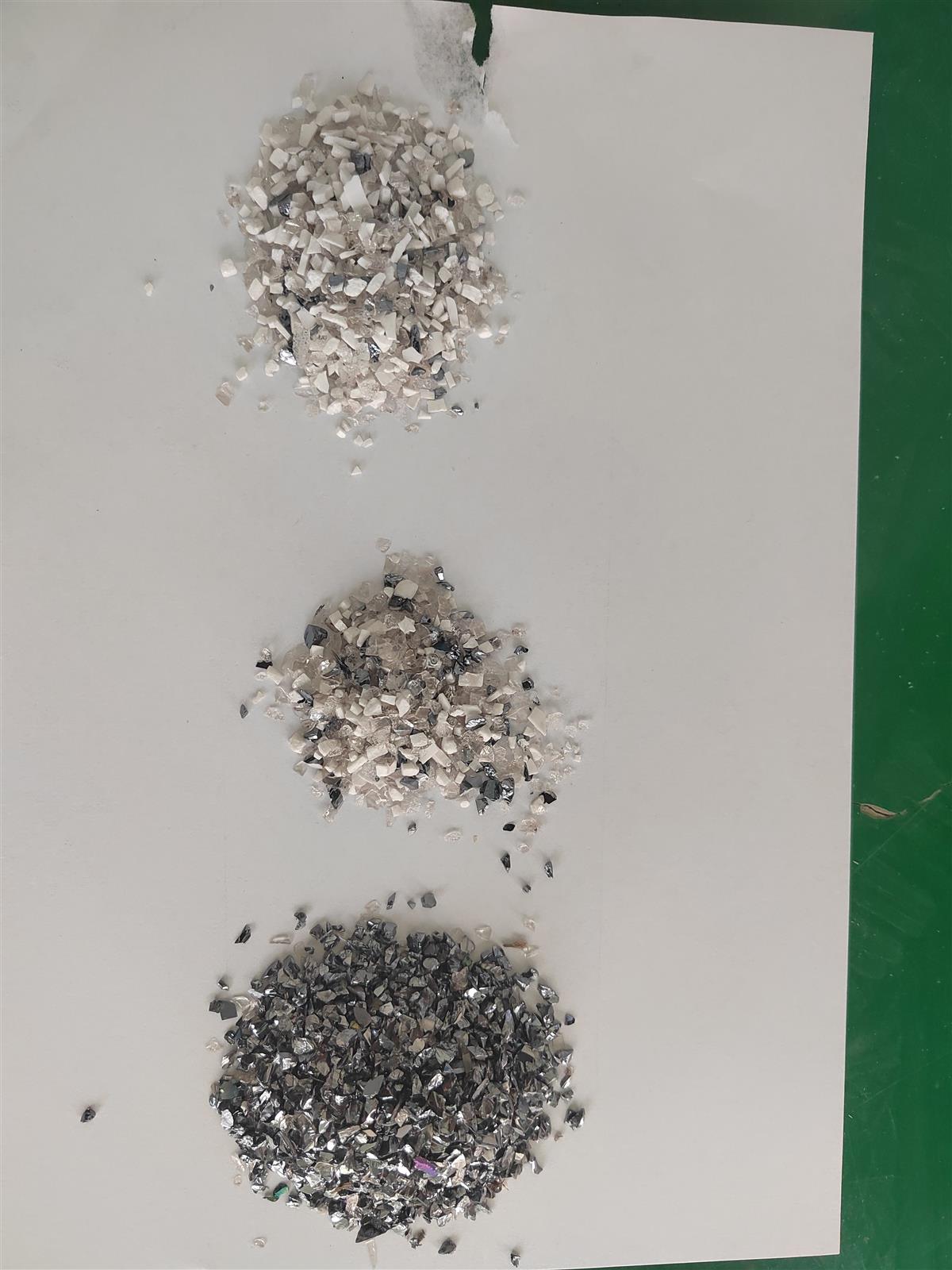 多晶硅良品和次品对比图,展示硅料色选前后的识别重点