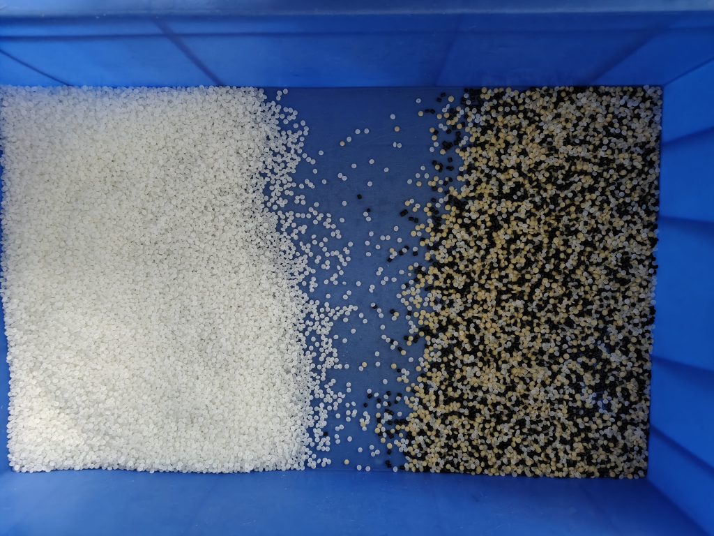 塑料颗粒乳白色和杂色颗粒色选前后对比图